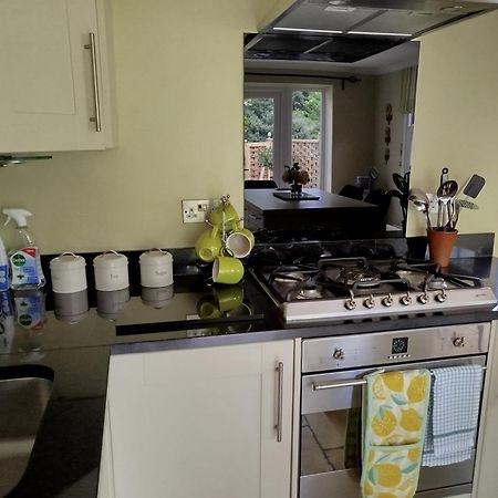 3 Bedroom Cottage In Sunninghill, Ascot Экстерьер фото