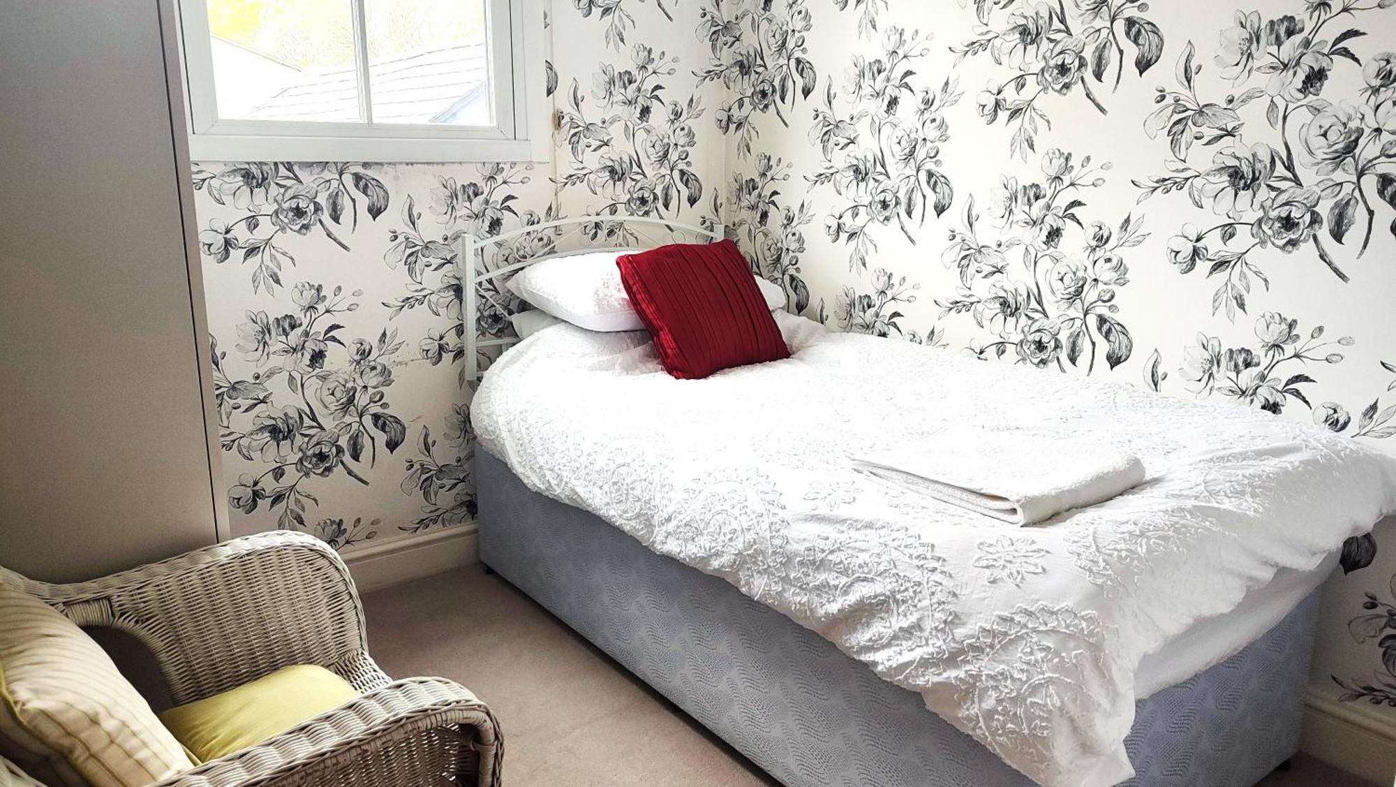 3 Bedroom Cottage In Sunninghill, Ascot Экстерьер фото